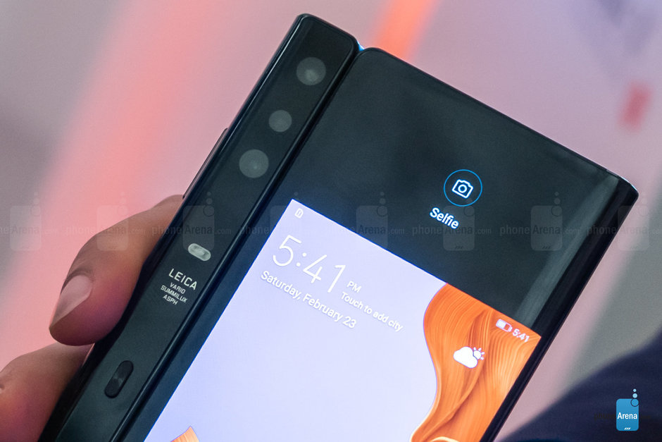 , Huawei Mate X: pierwsze spojrzenie na składany telefon rodem z science fiction
